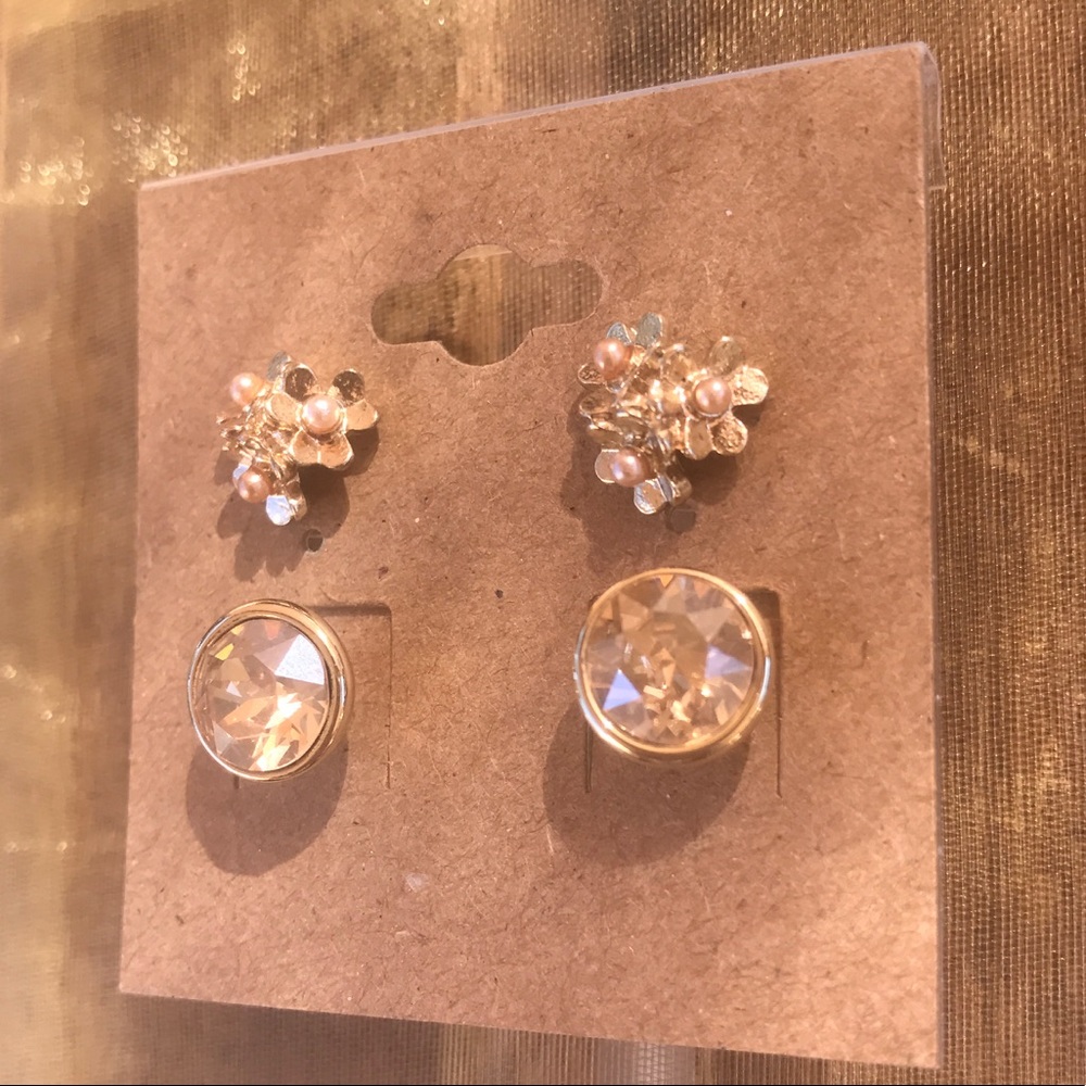 Cute earrings with floral accent!